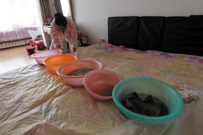 临沂楼上漏水，住户失联，小区没物管，业主维权难！律师来支招……